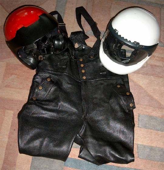 BMW-Helme + Latzhose