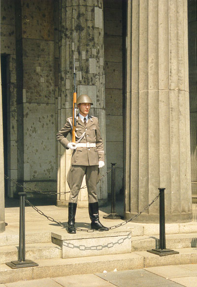 Neue Wache mit Soldat der DDR