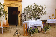 Altar aufgebaut vor der Schloßkapelle