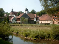 Blick zur Mühle und Kirche