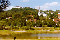 Mühlbachsee mit Kirche und Schloß