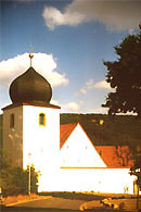 Glockenturm mit Kirche