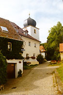 Glockenturm mit alter Schule