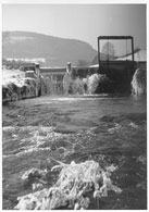 altes Wehr im Winter