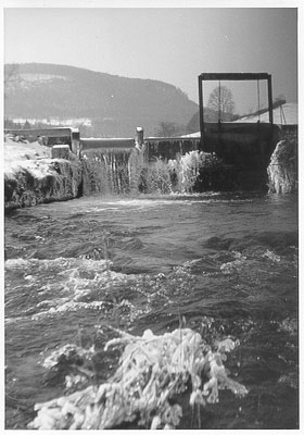 altes Wehr im Winter