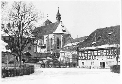 Blick zur Kirche im Winter