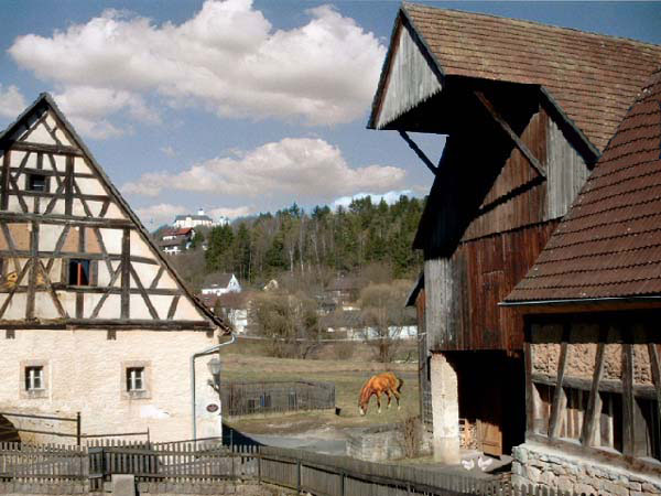 alte Mühle mit Blick zum Schloß