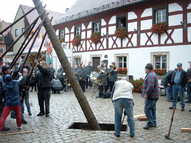 Kirchweihbaum wird aufgestellt