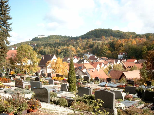 Friedhof mit Blick zum Schloß