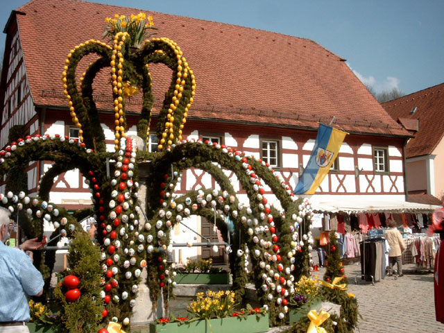 Osterbrunnen mit Rathaus