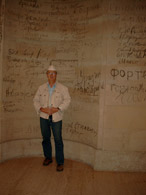 An den Wänden russische Inschriften